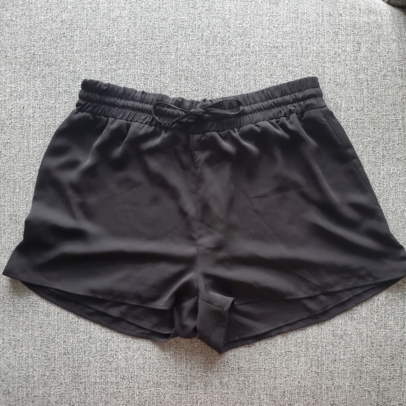 Aritzia Talula Black Shorts - Picture 1 of 10
